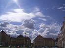 Žatec, mraky nad jižním koncem náměstí