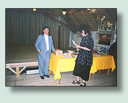 Hana Greenfieldová při slavnostním vyhodnocení výsledků výtvarné a literární soutěže v červnu 2001 v prostorách půdního divadla v bývalých Magdeburských kasárnách v Terezíně.