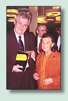 setkání dvou bývalých studentů kolínského gymnázia, paní Hany Greenfieldové a předsedy vlády Miloše Zemana v Tel Avivu v únoru 2002.