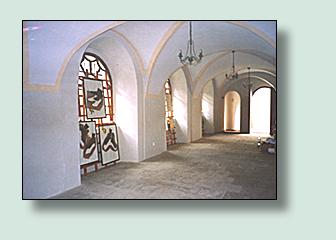 Kolekce kreseb „Jak plyne čas“ v prostorách kolínské synagogy. V popředí triptych Jozefa Šárika z Litoměřic „Cesta za žlutým motýlem I., II., III.“